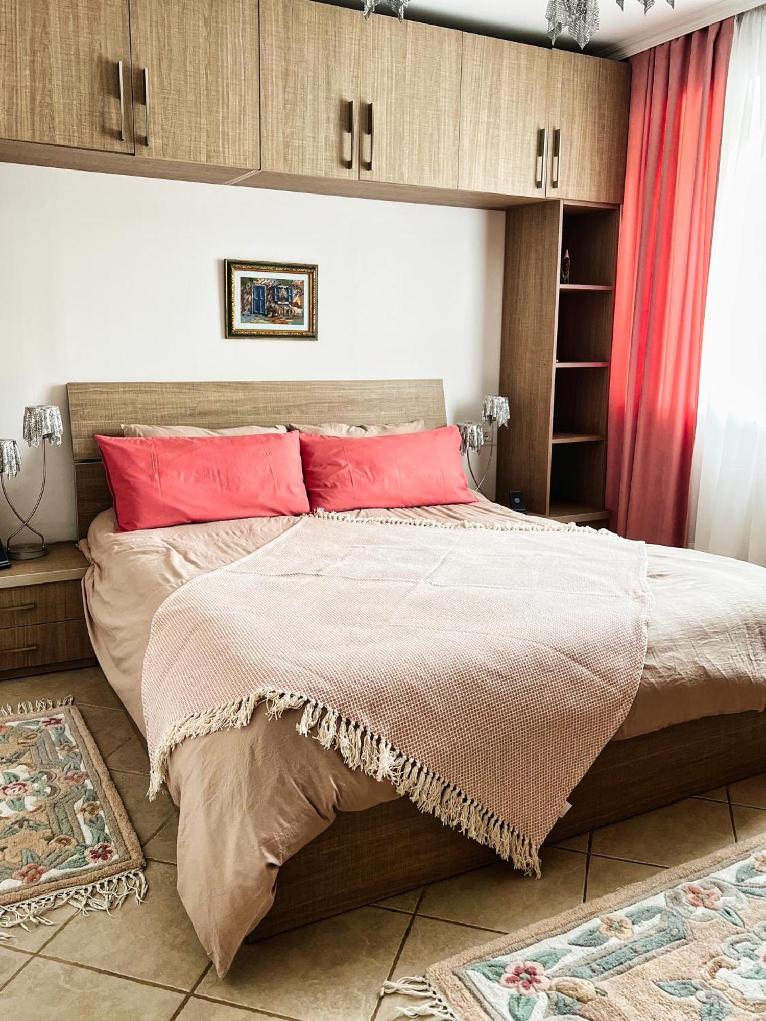 Sunny Central One-Bedroom Apartment Тирана Екстер'єр фото